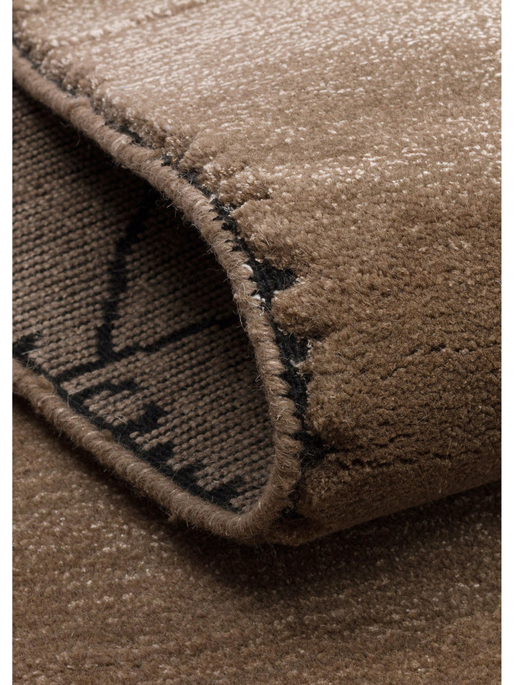 Tapis fait main en mélange de laine, rayonne et polyester de la série Dakar TAUPE