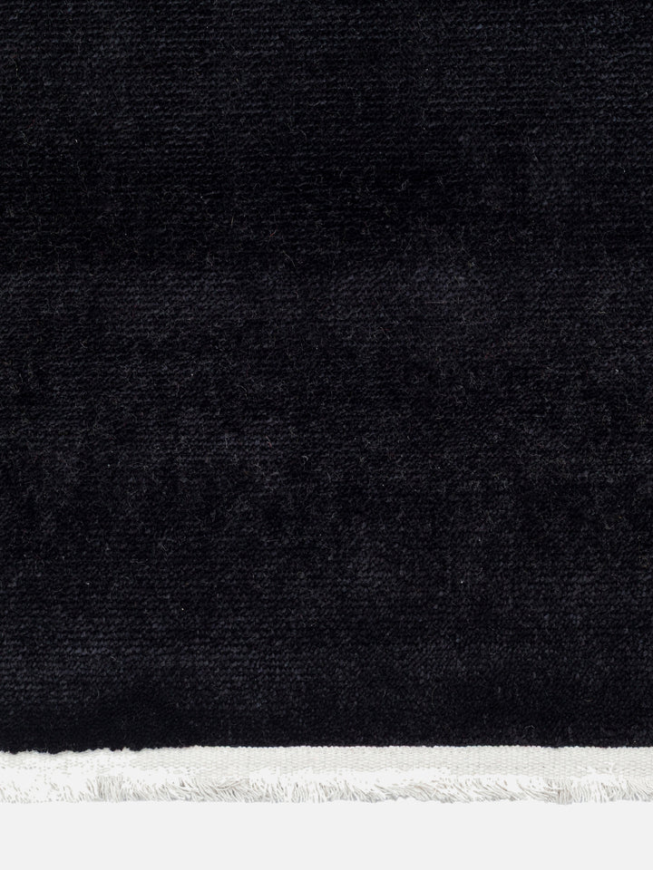 Victoria %100 TENCEL™ Lyocell El Emeği ile Üretilen Halı MIDNIGHT ONYX saçak detayı